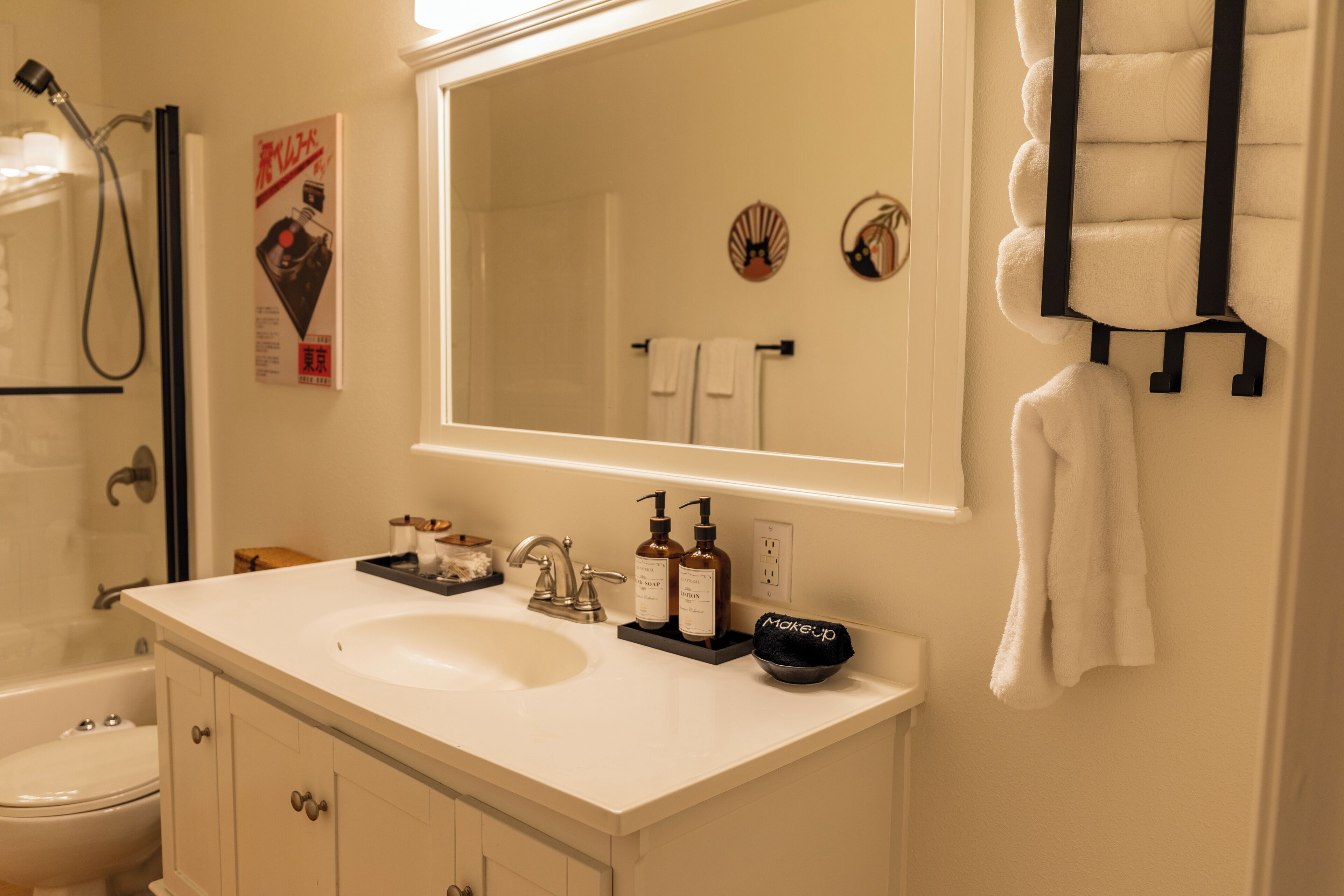 Secadora de cabello, bidet, toallas, jabón 