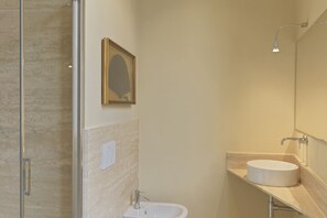 Ducha, secador de pelo, bidet, toallas