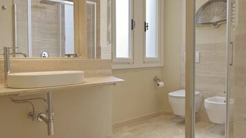 Doccia, asciugacapelli, bidet, asciugamani