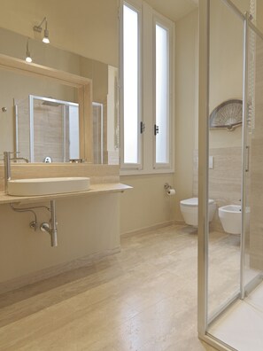 Shower, hair dryer, bidet, towels - Unique 5 Bedroom Apartment with Private Garden (Firenze)