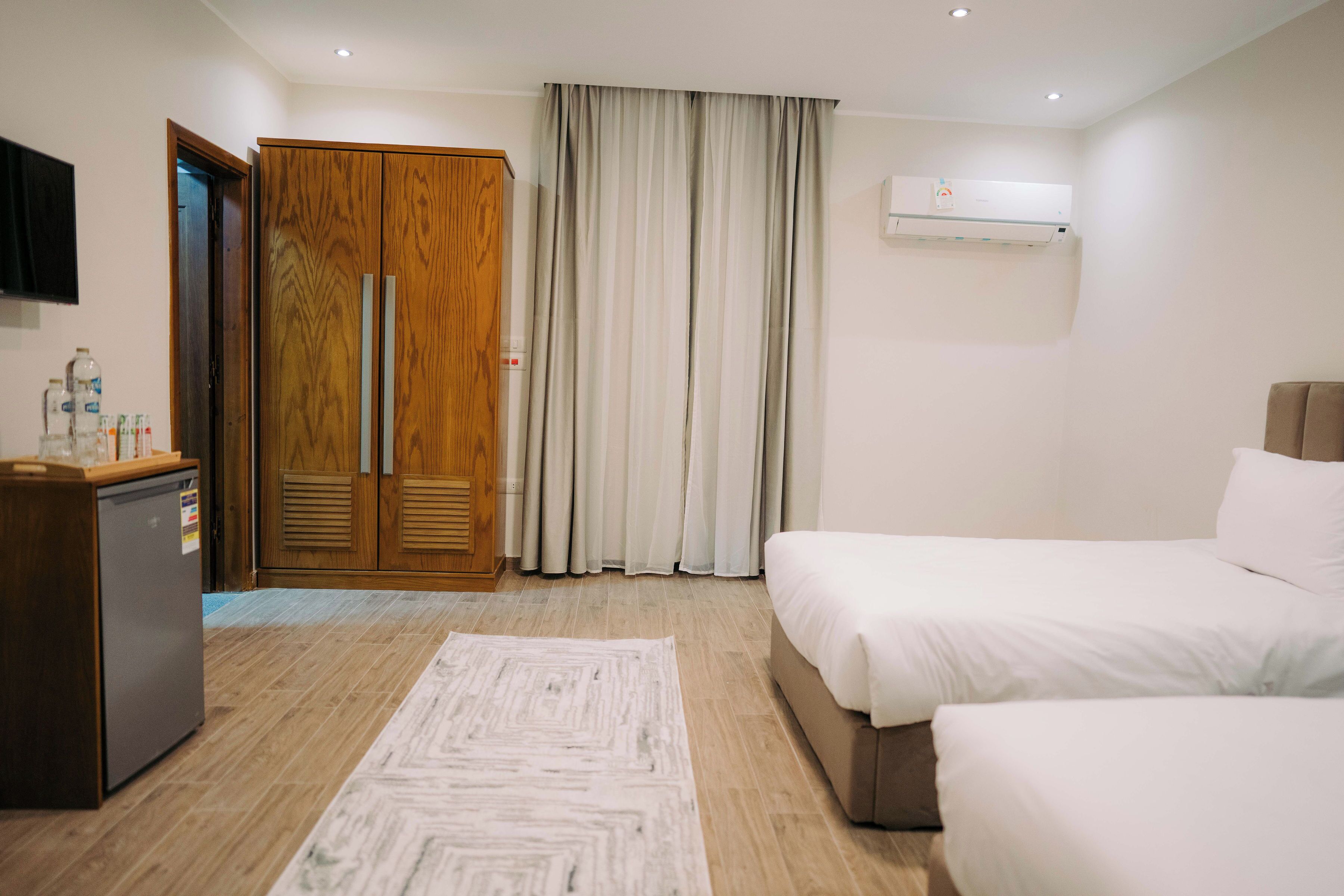 9 habitaciones, tabla de planchar con plancha, wifi y ropa de cama 