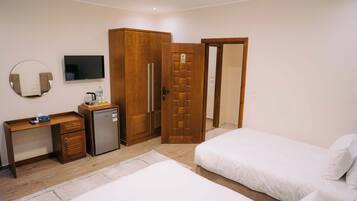 9 bedrooms, iron/ironing board, WiFi, bed sheets
