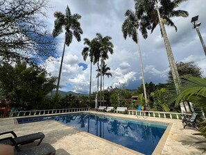Outdoor pool - Eco Cabañas Green Eden (Pereira)