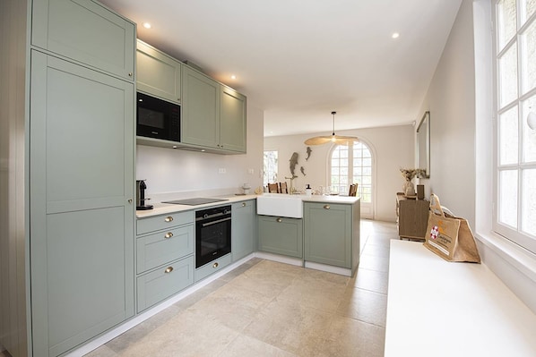 Kühlschrank, Mikrowelle, Ofen, Geschirrspüler