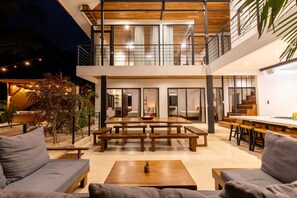 Outdoor dining - 7BR Villa: Pool, Cold Plunge, & Prime Location (Puntarenas)