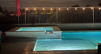 Flower Street House: Desert Oasis w Pool & Spa