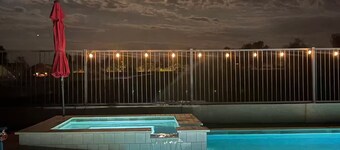 Flower Street House: Desert Oasis w Pool & Spa