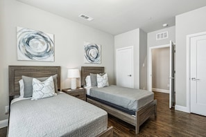 4 bedrooms, iron/ironing board, WiFi, bed sheets