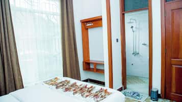 Deluxe Room | 1 bedroom, desk, laptop workspace, free WiFi