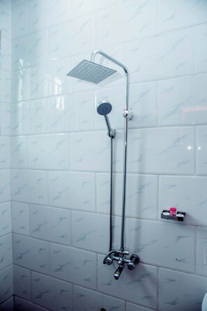 Combined shower/tub, free toiletries, hair dryer, towels - MARONA CITY HOTEL (Mbeya)