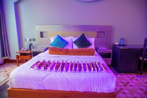 Executive Suite | Desk, laptop workspace, free WiFi