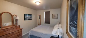 1 bedroom, desk, iron/ironing board, free WiFi - Anchor Town Lodge- The Beluga (Anchorage)