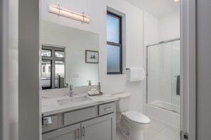 Sèche-cheveux, serviettes fournies, savon, papier toilette