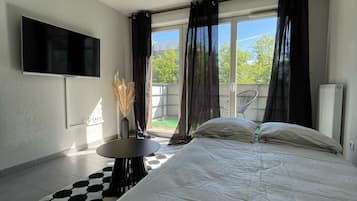 1 slaapkamer, een strijkplank/strijkijzer, wifi, beddengoed