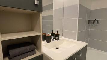 Sèche-cheveux, serviettes fournies, savon, papier toilette