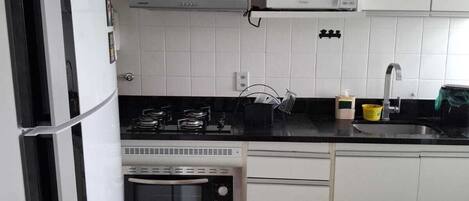 冰箱、微波炉、烤箱、炉灶