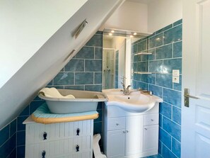 Dusj, hårføner, såpe og toalettpapir