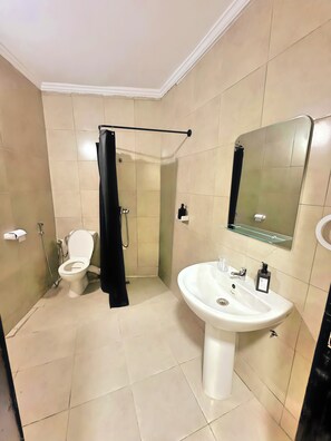 Serviettes fournies, savon, papier toilette