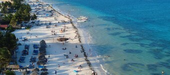 Resort Vibes King bed Pool Gym tennis pickle court High Speed Wifi