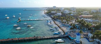  King bed Pool Gym tennis pickle court High Speed Wifi