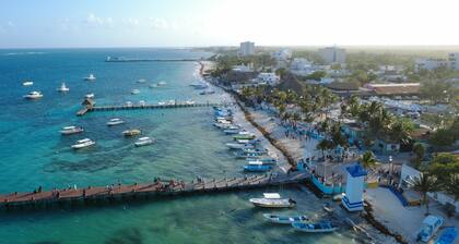 King bed Pool Gym tennis pickle court High Speed Wifi