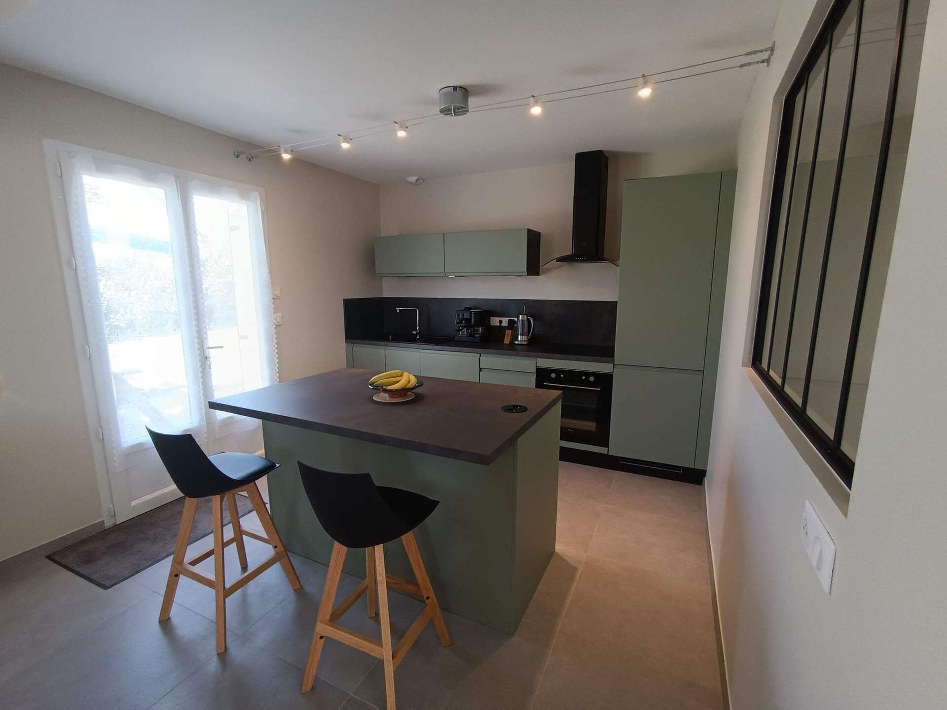 Fridge, oven, dishwasher, cookware/dishes/utensils