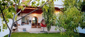 Charming 2-bedroom villa with AC, WiFi in lovely Youssef Al Siddik