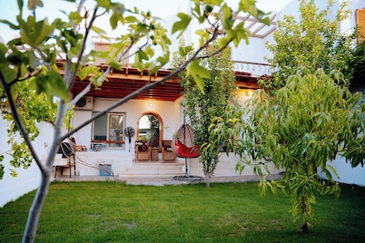 Charming 2-bedroom villa with AC, WiFi in lovely Youssef Al Siddik