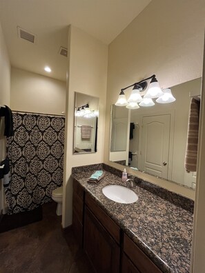 Bruser, hårtørrer, håndklæder