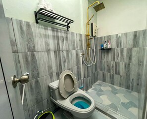 Standardværelse - byudsigt | Badeværelse | Designertoiletartikler, hårtørrer, hjemmesko, bidet