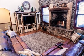 TV connectée, cheminée, lecteur de DVD, baby-foot