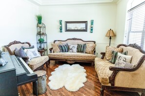 TV connectée, cheminée, lecteur de DVD, baby-foot