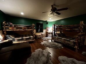 6 Schlafzimmer, Schreibtisch, Bügeleisen/Bügelbrett, Reisekinderbett
