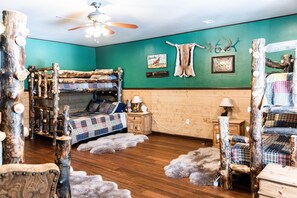 6 Schlafzimmer, Schreibtisch, Bügeleisen/Bügelbrett, Reisekinderbett