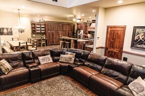 TV connectée, cheminée, lecteur de DVD, baby-foot