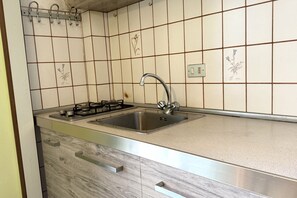 Fridge, oven - M421 - Marcelli, two-room apartment with patio 100m from the sea (Marcelli)