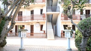 A multi-story building with balconies, a staircase, and outdoor lighting fixtures. - M421 - Marcelli, two-room apartment with patio 100m from the sea (Marcelli)