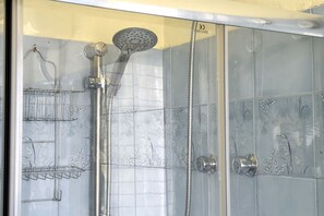 Douche, bidet, serviettes fournies
