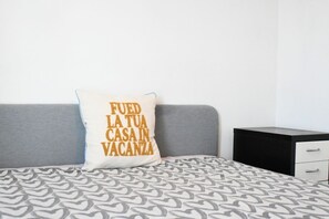 1 bedroom, bed sheets - M421 - Marcelli, two-room apartment with patio 100m from the sea (Marcelli)