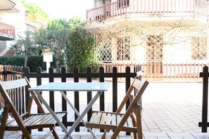 Outdoor dining - M421 - Marcelli, two-room apartment with patio 100m from the sea (Marcelli)