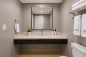 Dusche, kostenlose Toilettenartikel, Handtücher