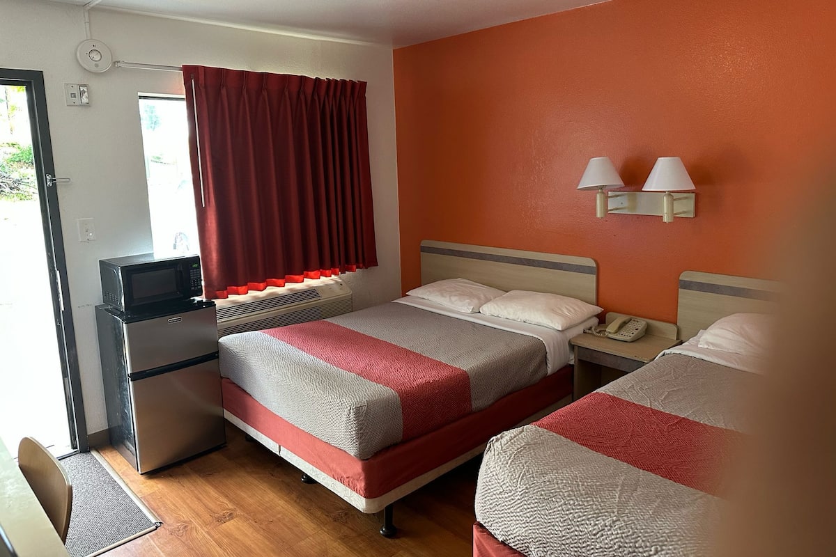 2 Full Beds with Refrigerator | Free WiFi, bed sheets