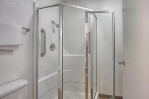 Chuveiro, produtos de toalete grátis, toalhas de banho 