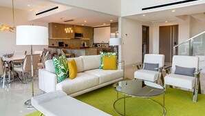 Loftsleilighet – deluxe, strandutsikt | Oppholdsområde