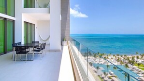 Loftsleilighet – deluxe, strandutsikt | Terrasse/patio