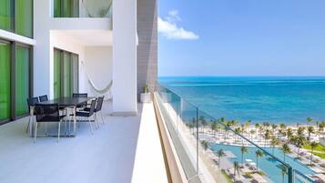 Penthouse Deluxe, vista a la playa | Terraza o patio