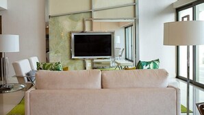 Loftsleilighet – deluxe, strandutsikt | Oppholdsområde