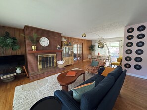 TV connectée, cheminée, baby-foot, livres