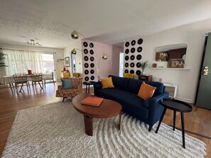 TV connectée, cheminée, baby-foot, livres