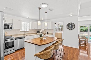 Kjøleskap, mikrobølgeovn, ovn og kokeplater